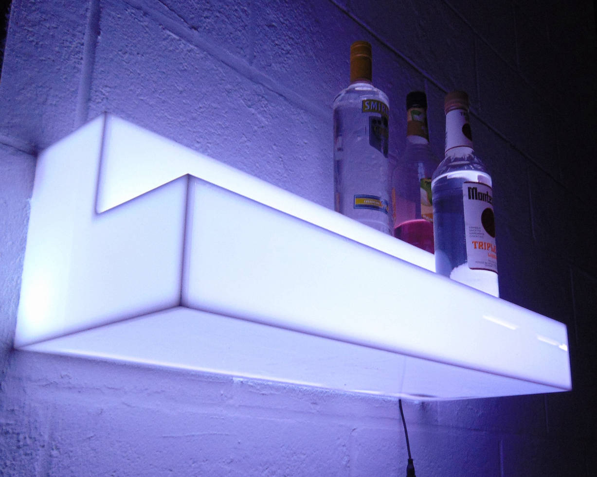 Flaschenwandregal in farbiger LED Beleuchtung